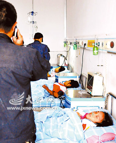 3��СѧŮ����Լ��¥�ڳơ����˾Ͳ���д��ҵ��